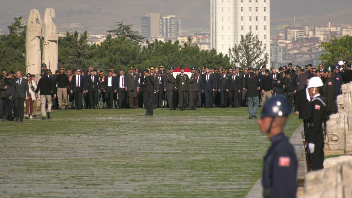 Ankara’nın başkent oluşunun 103’üncü yılı kutlanıyor… Vali Canbolat ve beraberindeki heyet Anıtkabir’i ziyaret etti