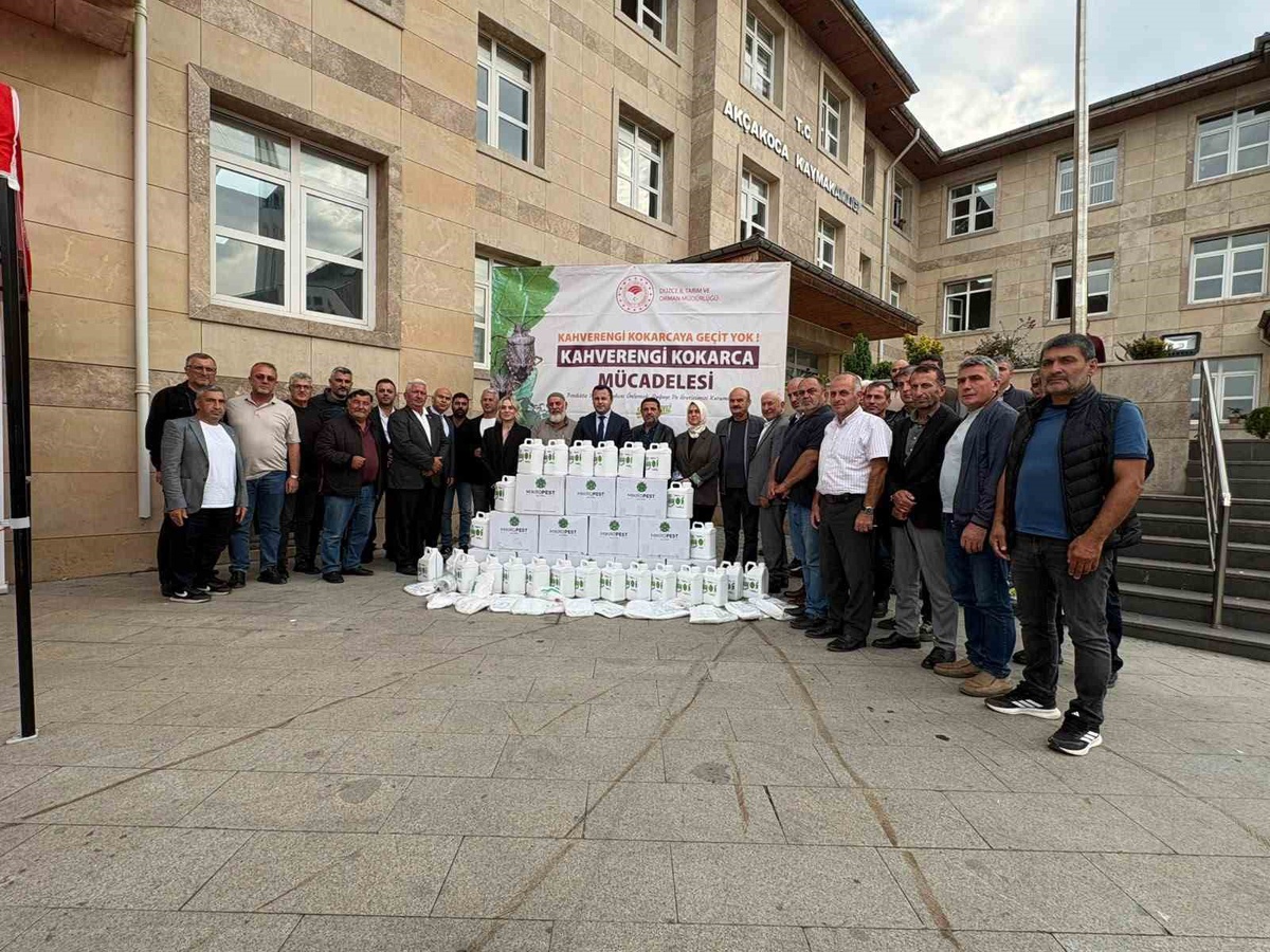 Düzce Akçakoca’da kahverengi kokarca mücadelesi başladı, muhtarlara ilaç dağıtıldı