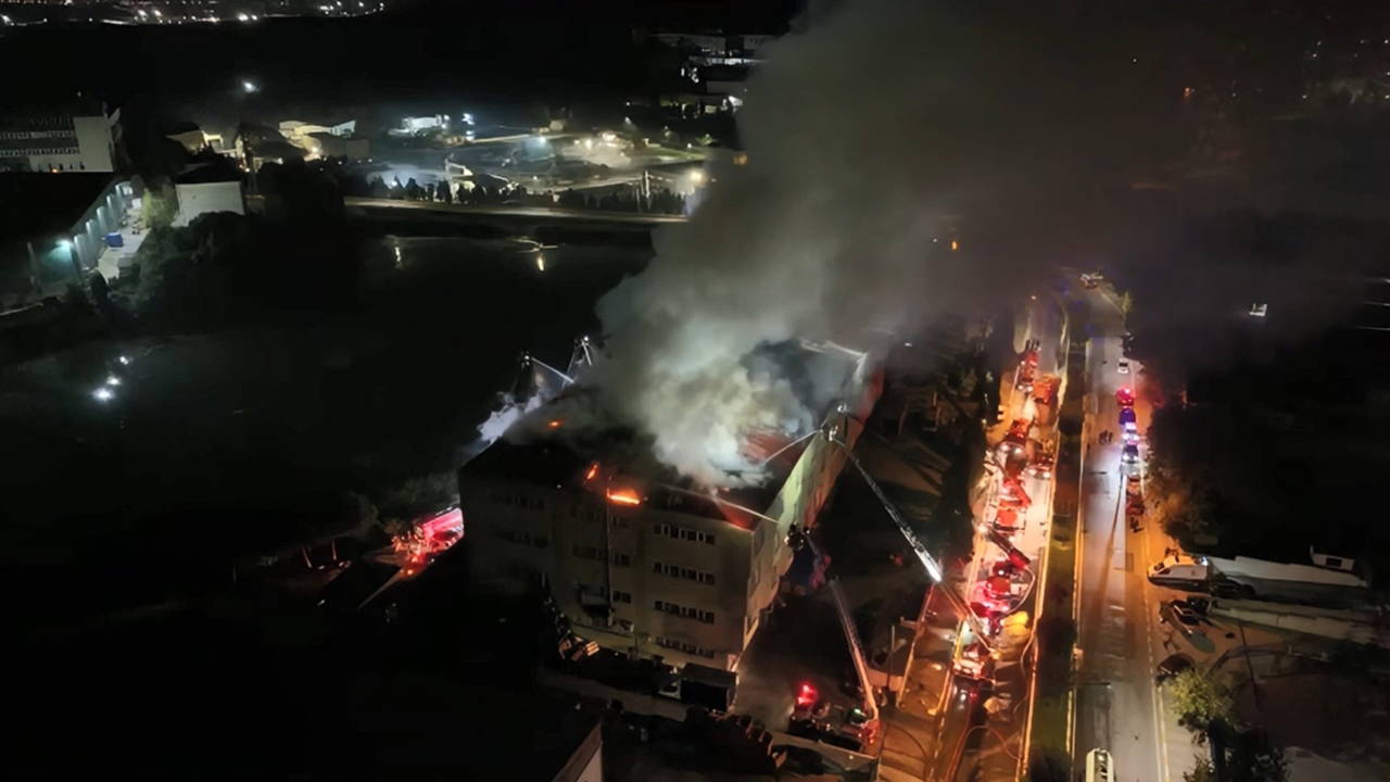 Tuzla’da ayakkabı fabrikasında yangın: Ekipler alevlere müdahale ediyor