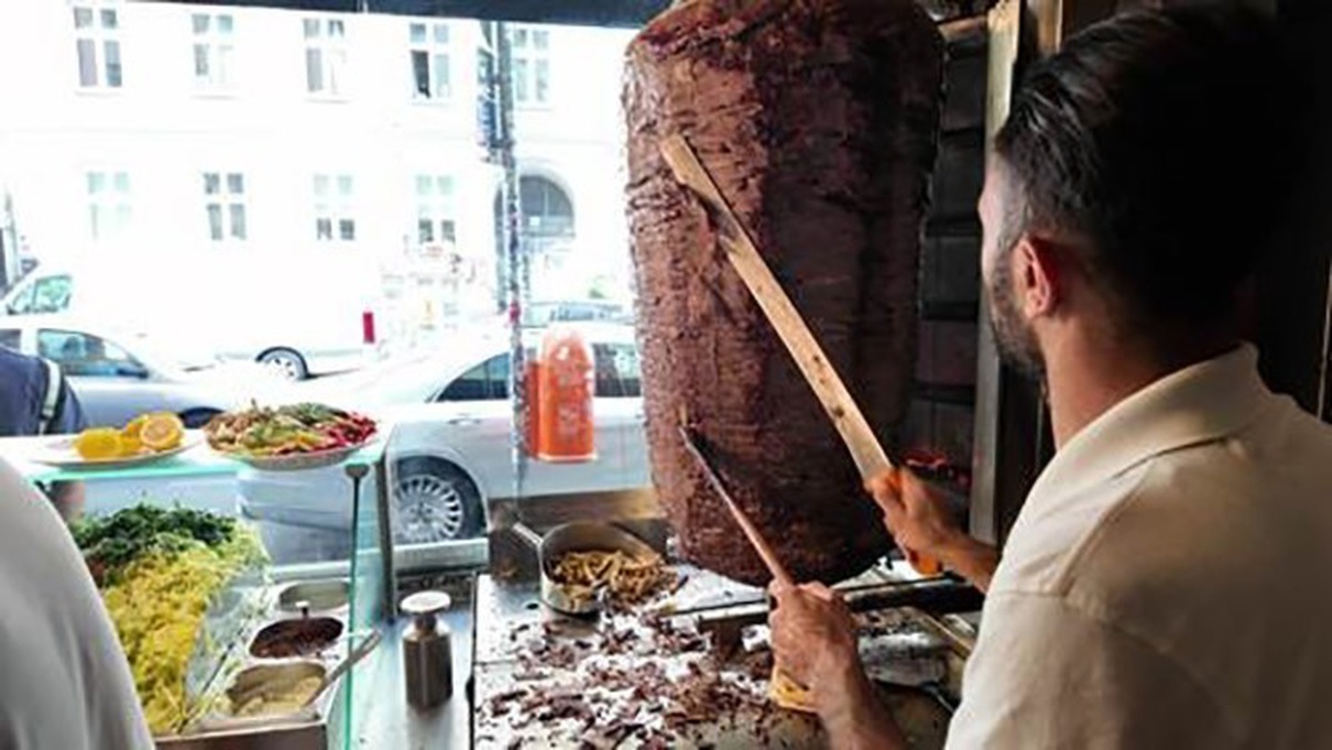 Berlin’de Saim Aygün, ‘Steak Döner’ yerine yaprak döner denmesi çağrısında bulundu